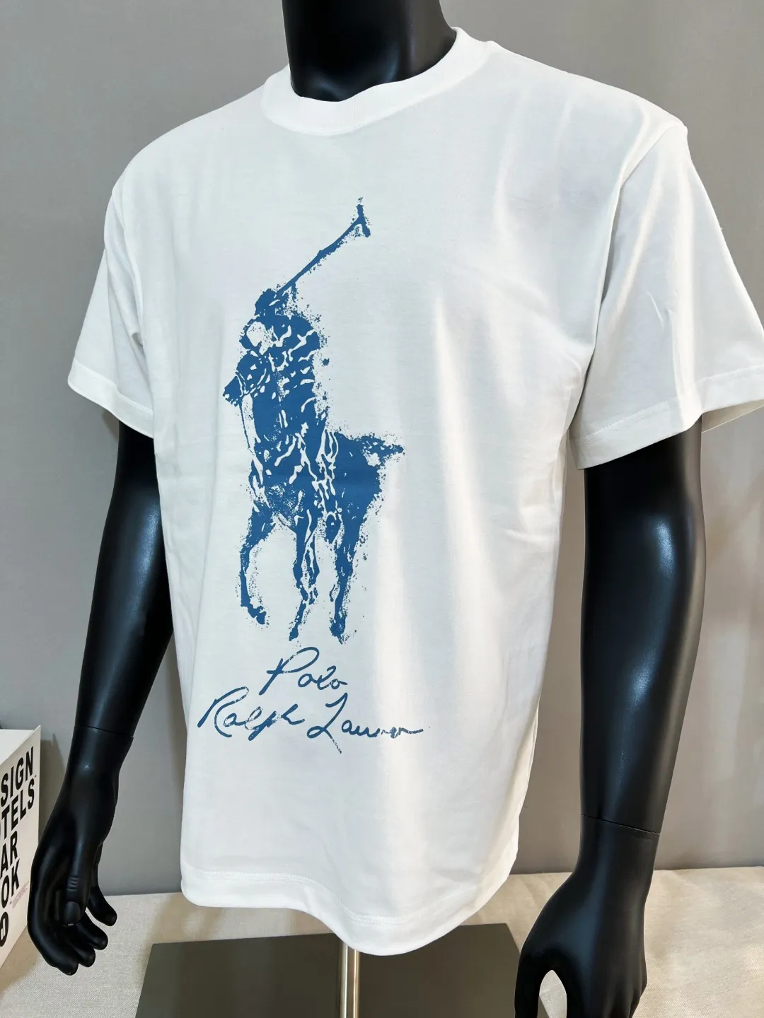P140 Polo Ralph Lauren 2026ss spring and summer new style Equestrian Rider Nevis island printed round neck short-sleeved T-shirt; new products are available on the official website at the same time; strictly control the size of the LOGO; the color matching and color matching details are consistent with the official website; simple and fashionable style; select 240g double yarn pure cotton fabric; high specification tight threaded neckline; back body seaming and bone; pre-made high-temperature anti-shrinking process before leaving the factory; not easy to deform and shrink after washing; essential clothing for three seasons; color: black white, size XS-L (Can wear up to 200 pounds)